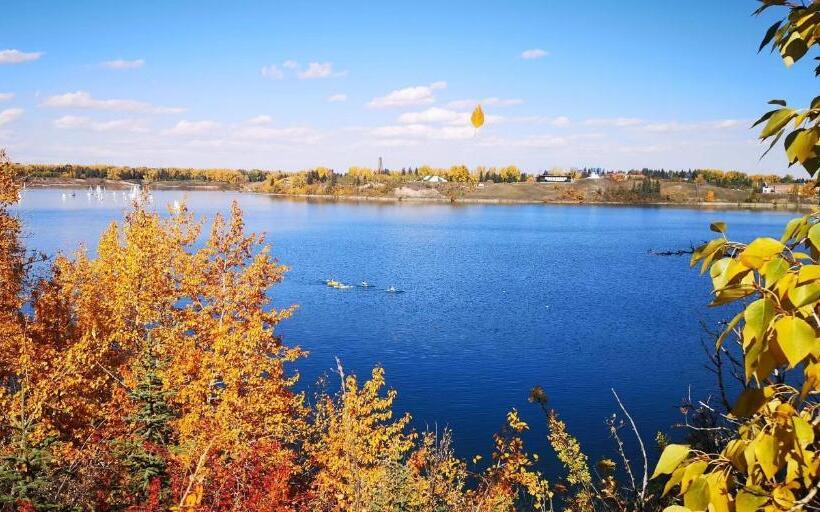پانسیون A Home By Chinook Mall And Heritage Park