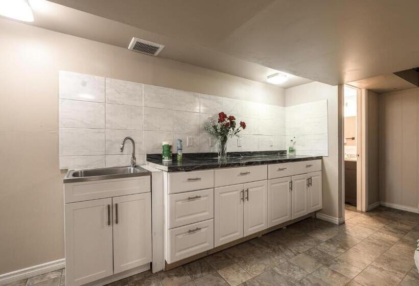 פנסיון A Home By Chinook Mall And Heritage Park