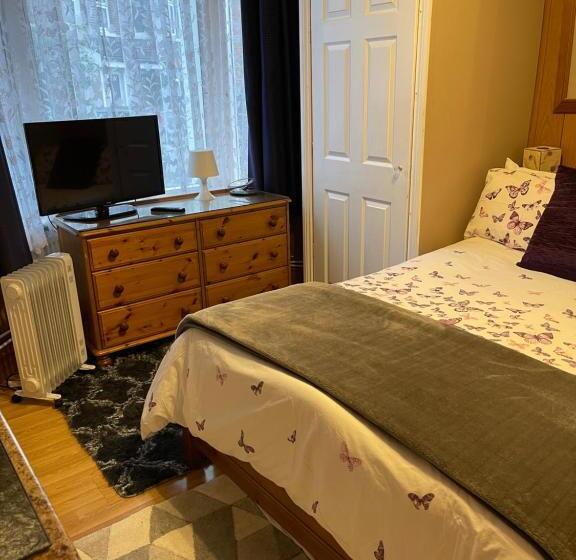 Пансион Room With Shower, Toilet And Kitchenette
