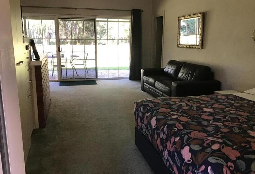 モーテル Fairway Views Motor Inn