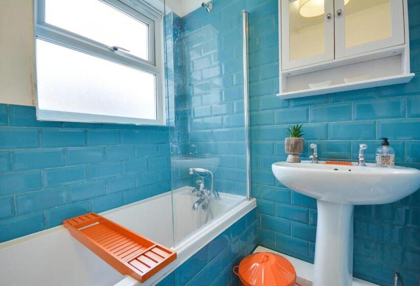 פנסיון Cosy 2bd Flat Near City And Beach   30 Percent Off Long Term Bookings
