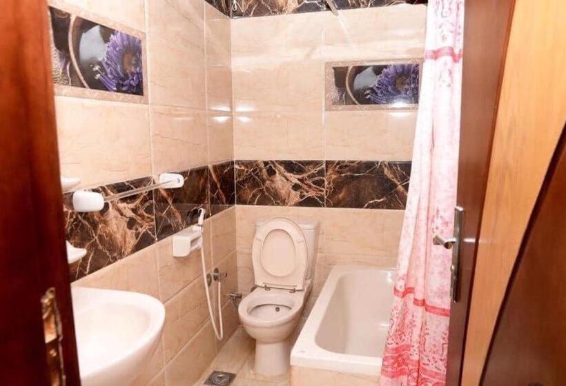 تختخواب و صبحانه Salvatore Room With Breakfast Behind Asyut Train Station