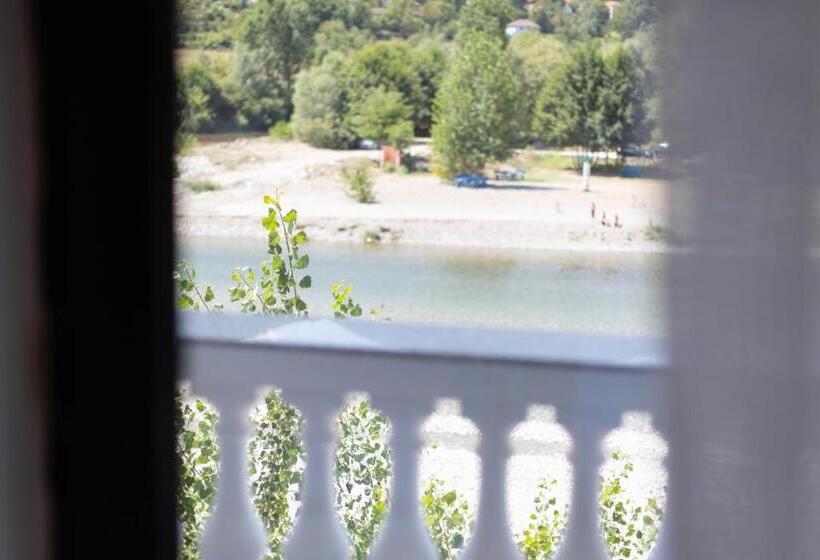 هتل Bujtina Drini I Zi