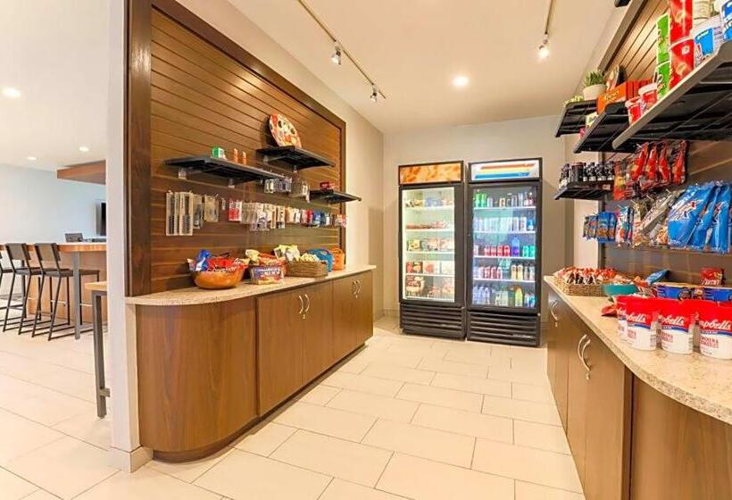 Отель Holiday Inn Express & Suites Downtown