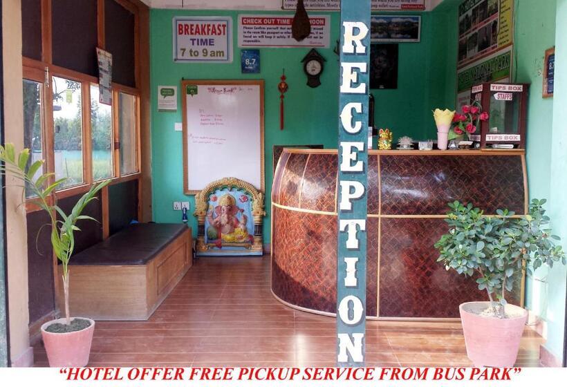 펜션 Nikunj Safari Guest House Sauraha  A Place Where You Can Book Jungle Wildlife Safari