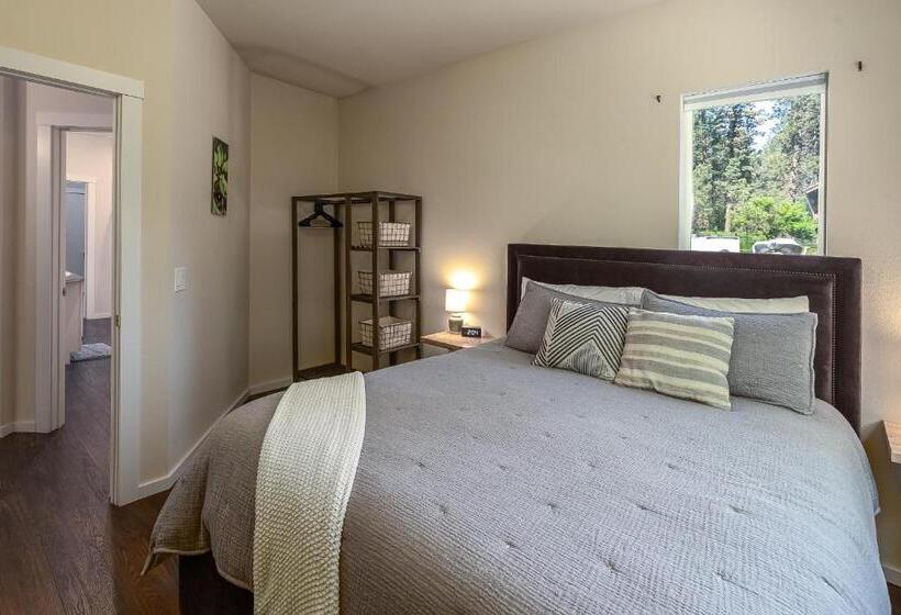 פנסיון Quiet Waterfront Cottage On The Little Spokane River