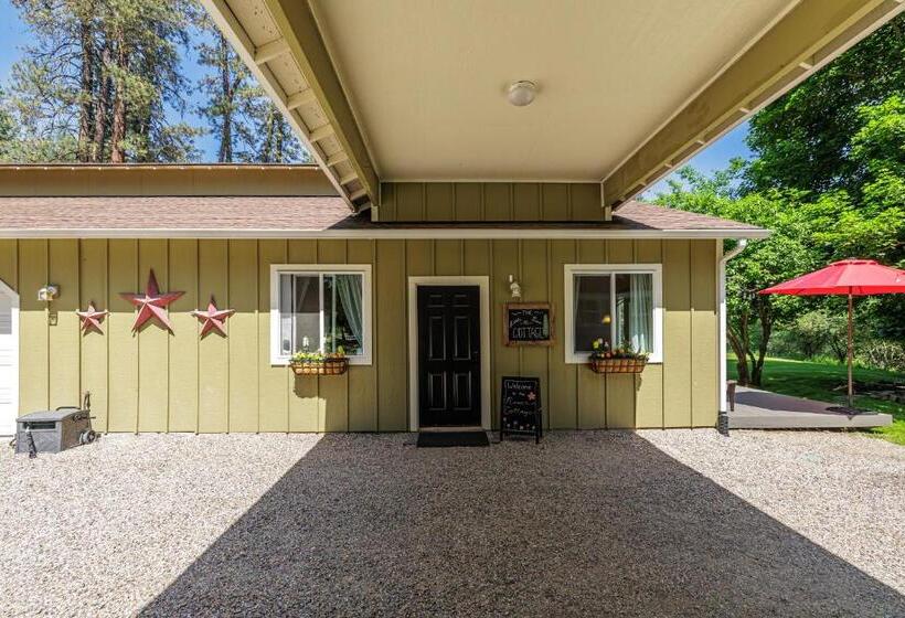 פנסיון Quiet Waterfront Cottage On The Little Spokane River