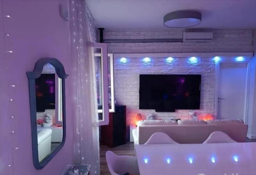 تختخواب و صبحانه Island Suites Waterfront Iun R5783