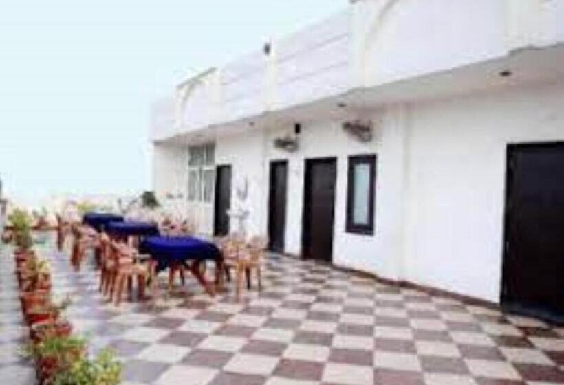 Отель Axis Inn, Amritsar