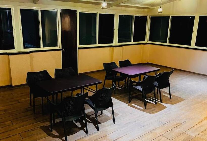 בית מלון כפרי Gulmohar Resort & Spa
