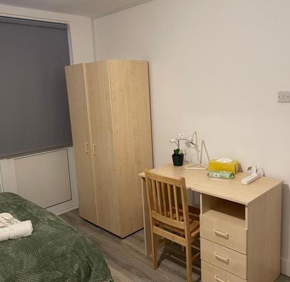 پانسیون Lovely Triple And Quadruple Bedrooms In Euston