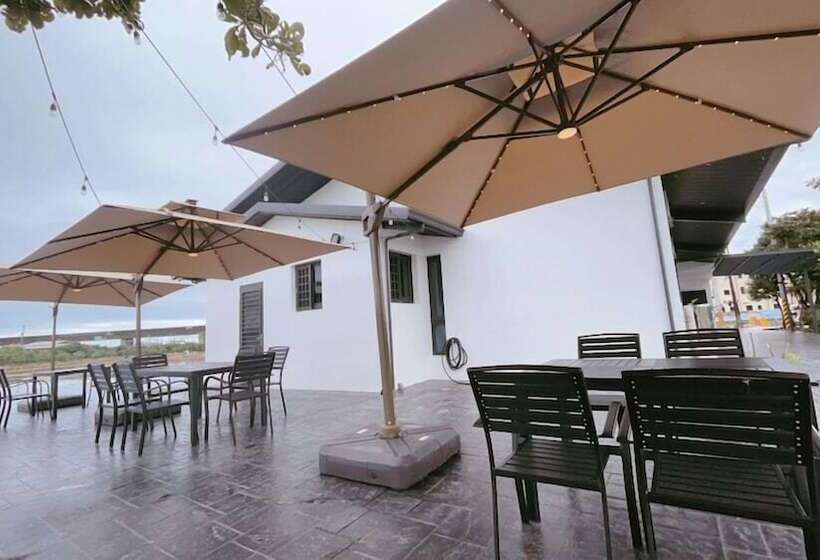 تختخواب و صبحانه House In Field