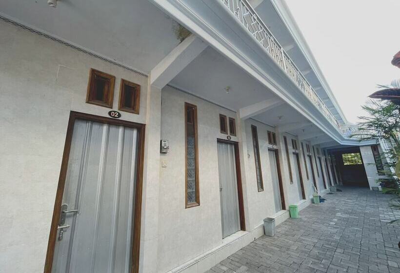 ホテル Spot On 93035 Karman S Sari Homestay Syariah