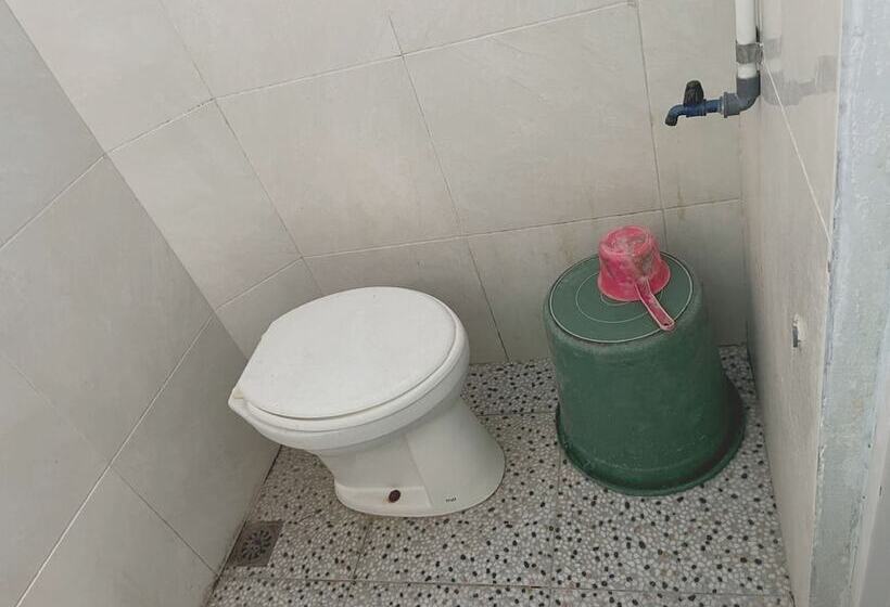 ホテル Spot On 93035 Karman S Sari Homestay Syariah
