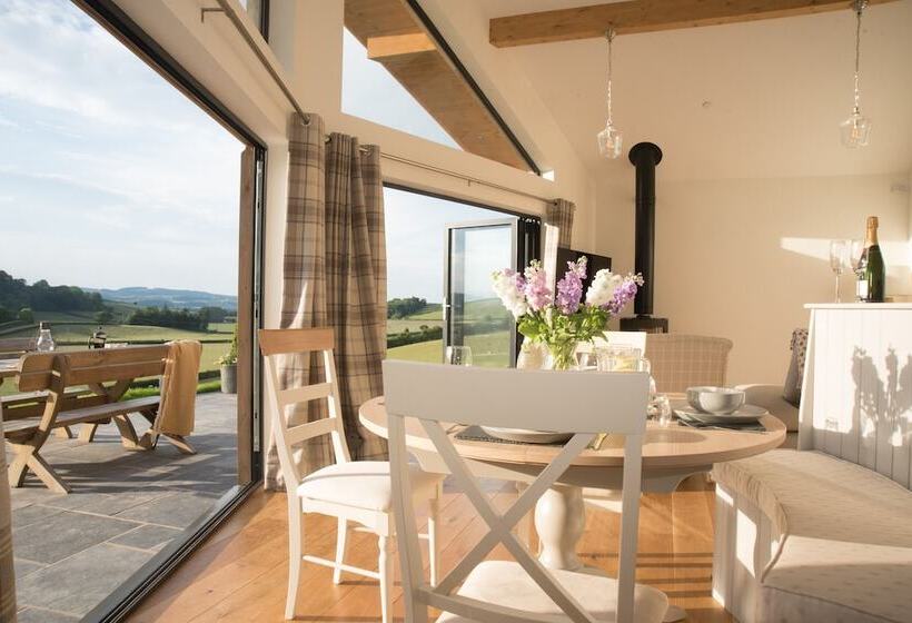 Beautiful Cottage In Idyllic Countryside Setting