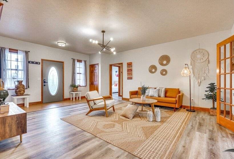 Elegant Pataskala Home W/ Hot Tub & Fire Pit!