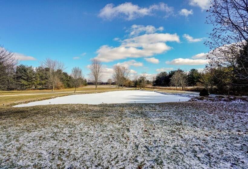 Elegant Pataskala Home W/ Hot Tub & Fire Pit!