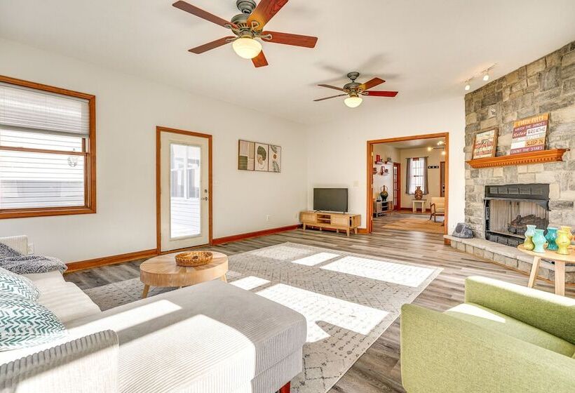 Elegant Pataskala Home W/ Hot Tub & Fire Pit!