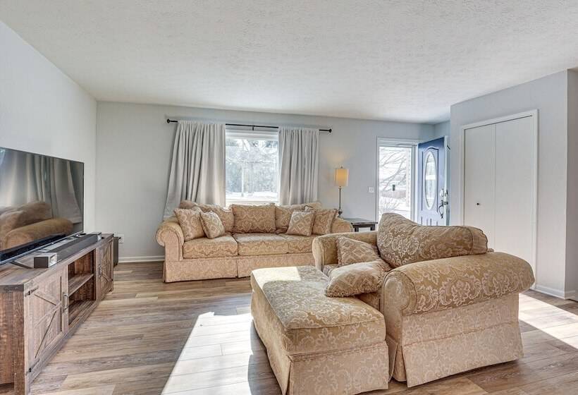 Home W/ Fire Pit & Sunroom: 9 Mi To Downtown Akron
