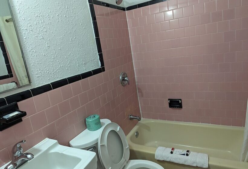 호텔 Travelers Inn