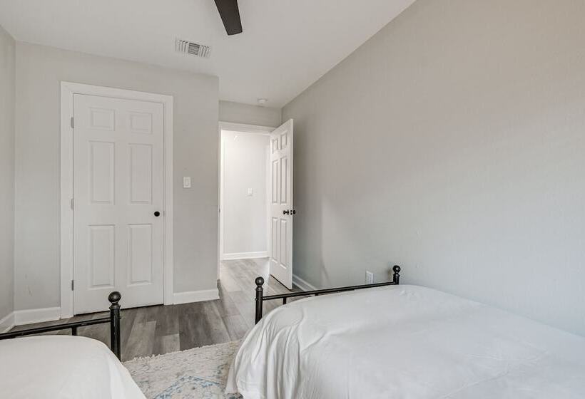 Lovely Brenham Home   Walk To Blinn & Downtown!