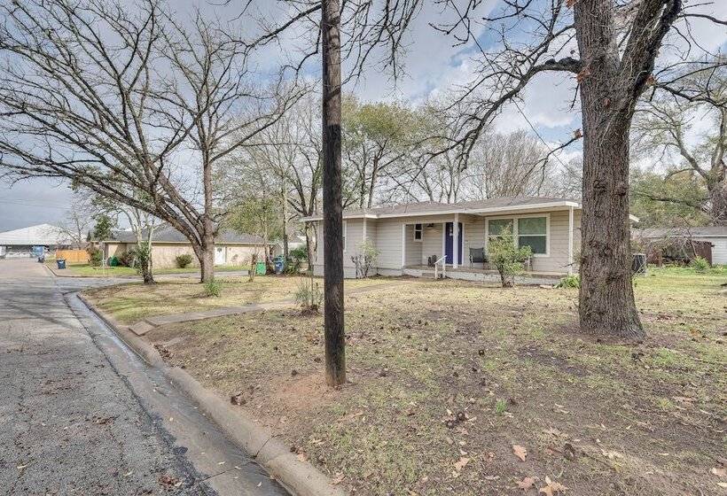 Lovely Brenham Home   Walk To Blinn & Downtown!