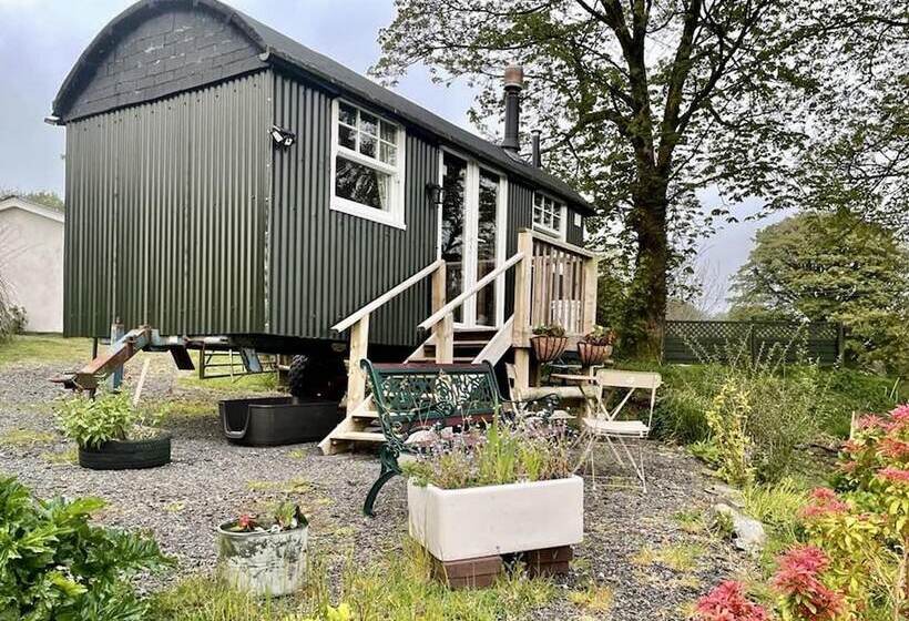 Lovely Shepherds Hut In Cornwall