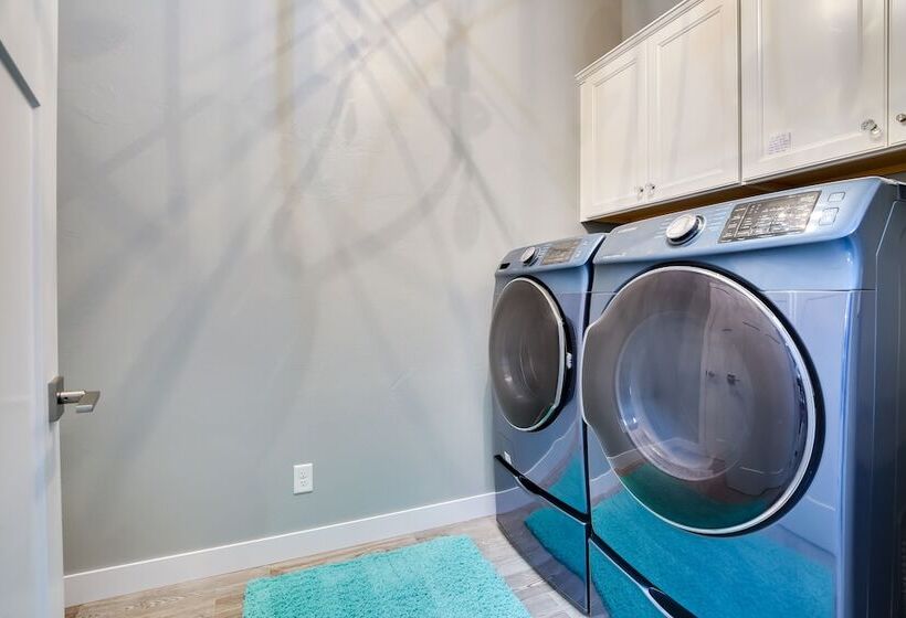 Modern Lead Cabin W/ Hot Tub, 6 Mi To Skiing!