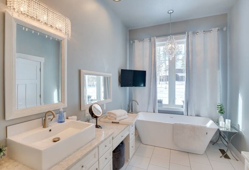 Modern Lead Cabin W/ Hot Tub, 6 Mi To Skiing!