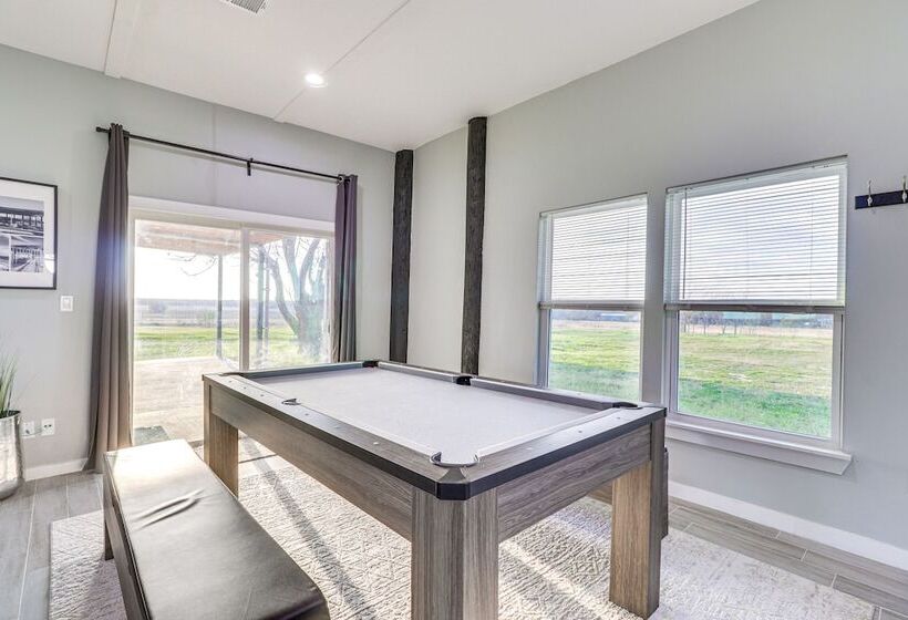 Modern Farmhouse In Del Valle: Rural Setting!