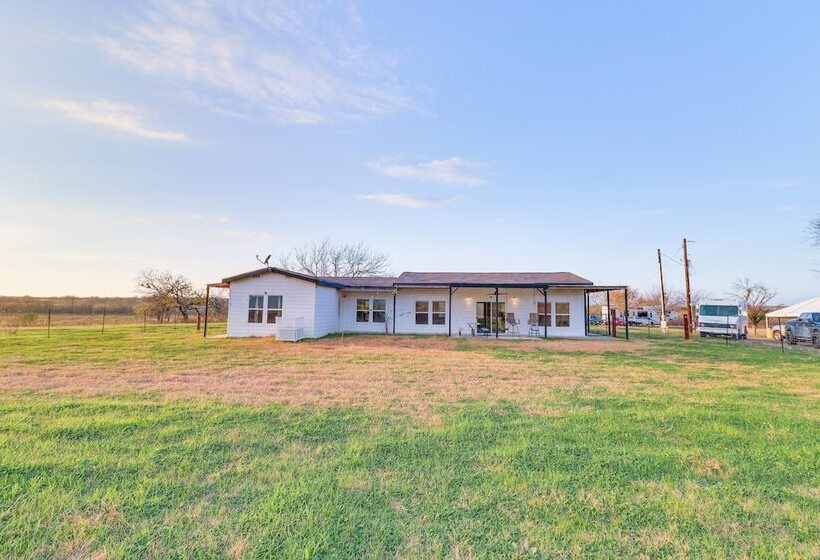Modern Farmhouse In Del Valle: Rural Setting!