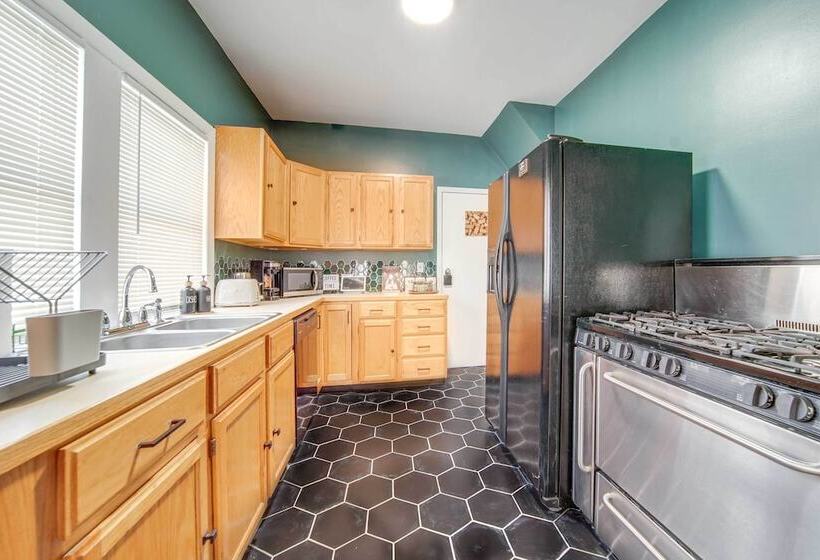 Modern Garfield Heights Home: 13 Mi To Cleveland!