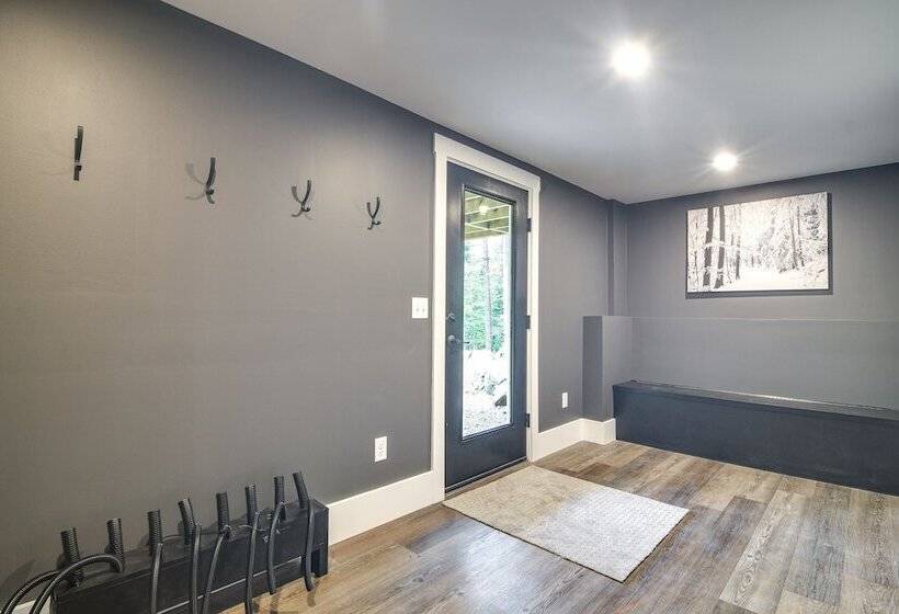 Mountain View Bethel Cabin: Game Room & Deck