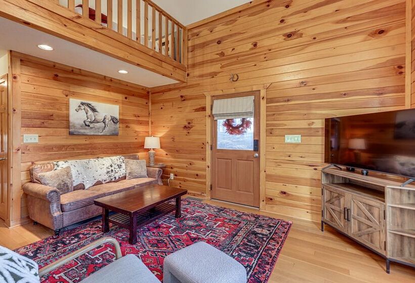 Peaceful Ellijay Cabin: Pool Access & Resort Perks