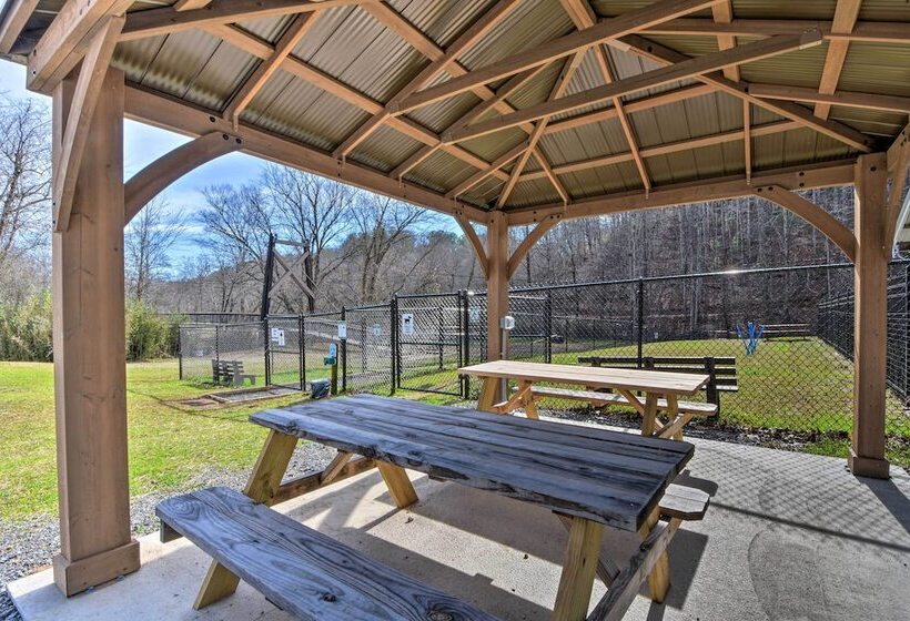 Peaceful Ellijay Cabin: Pool Access & Resort Perks