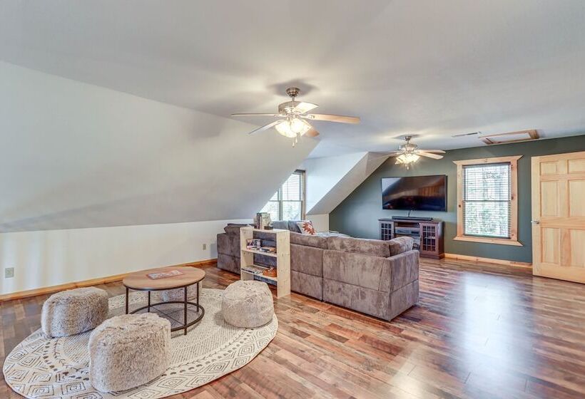 Peaceful Ellijay Cabin: Pool Access & Resort Perks