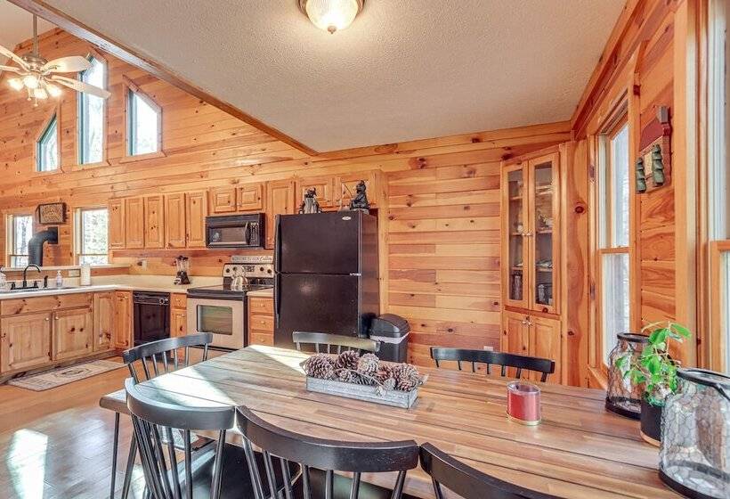 Peaceful Ellijay Cabin: Pool Access & Resort Perks