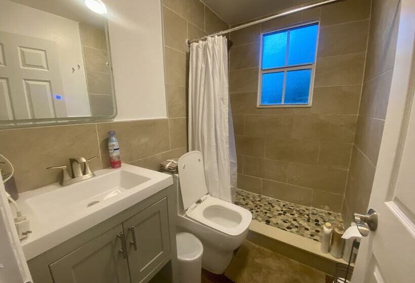 Пансион Miami Vacations 3 Bedrooms With Parking
