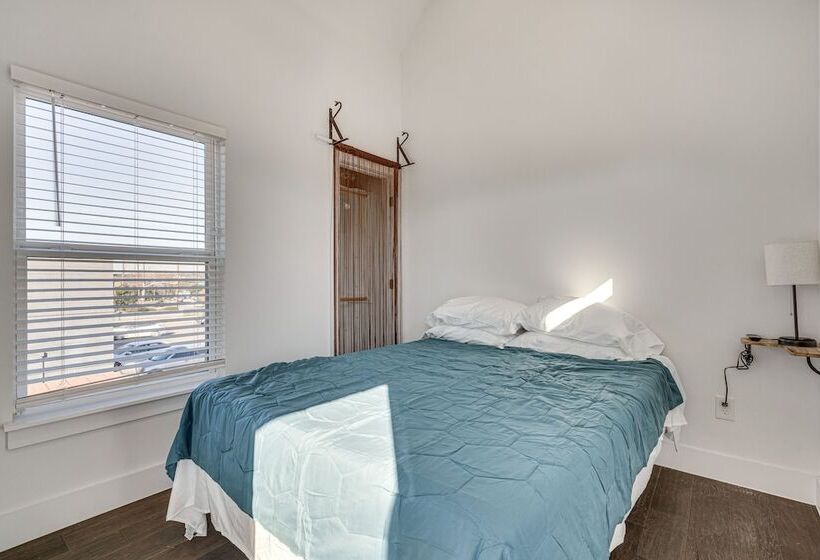 Pet Friendly Brentwood Home ~ 7 Mi To Downtown!