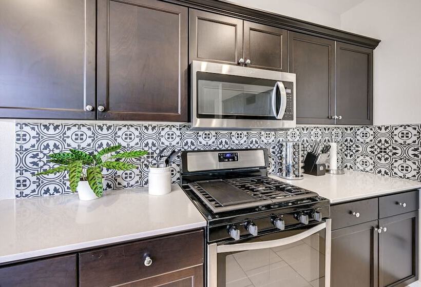 Pet Friendly Clovis Home   Near Mall & Waterpark!