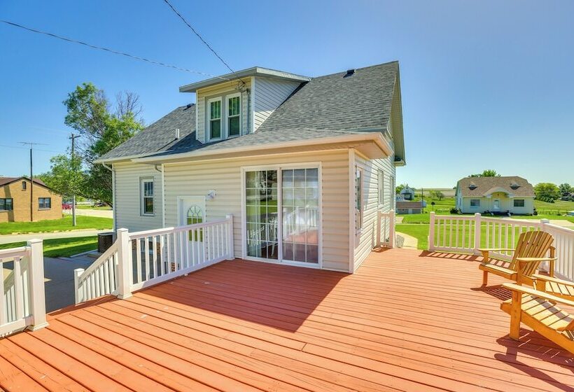 Quaint Howells Retreat   Steps From Main Street!
