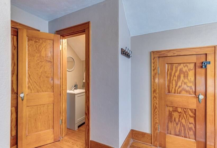 Quaint Howells Retreat   Steps From Main Street!