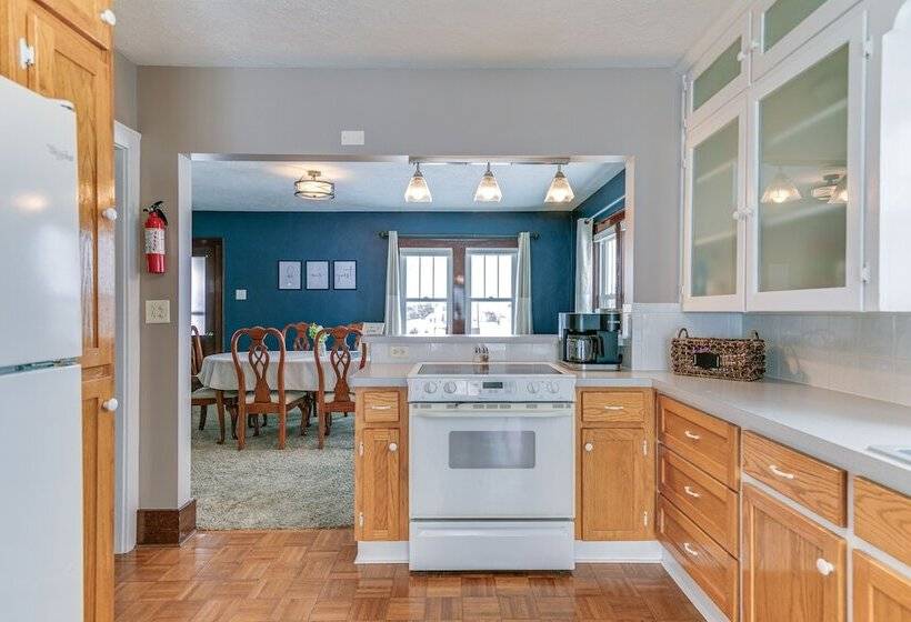 Quaint Howells Retreat   Steps From Main Street!