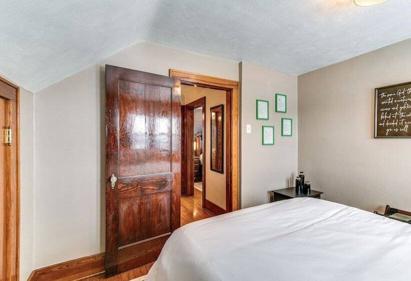 Quaint Howells Retreat   Steps From Main Street!