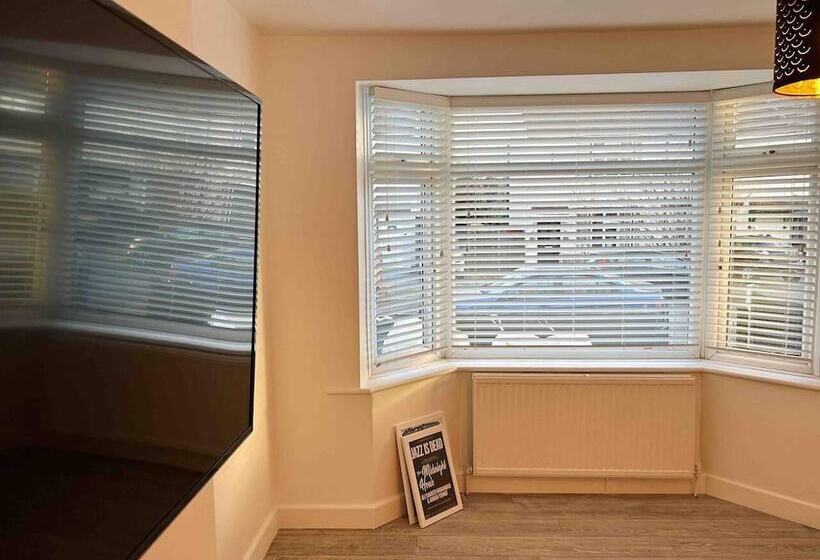 レジデンス Cool 2 Bed House Hornchurch, Arcade Games, Parking