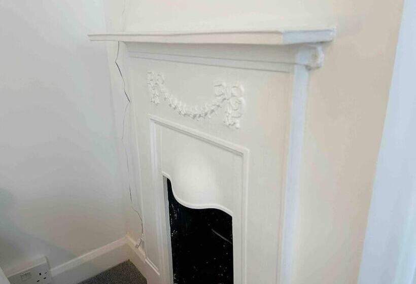 レジデンス Cool 2 Bed House Hornchurch, Arcade Games, Parking