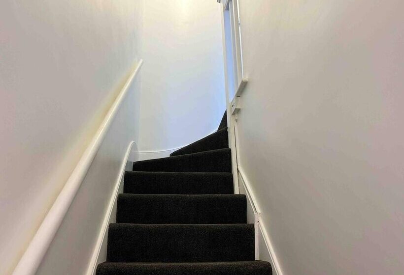レジデンス Cool 2 Bed House Hornchurch, Arcade Games, Parking