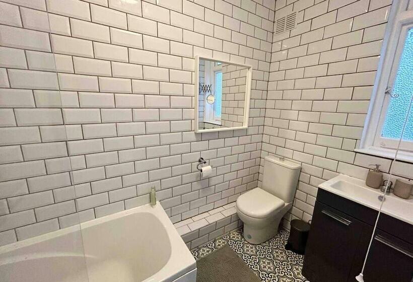 レジデンス Cool 2 Bed House Hornchurch, Arcade Games, Parking
