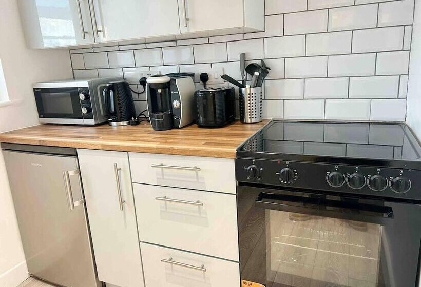レジデンス Cool 2 Bed House Hornchurch, Arcade Games, Parking