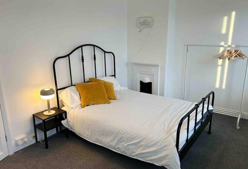 レジデンス Cool 2 Bed House Hornchurch, Arcade Games, Parking